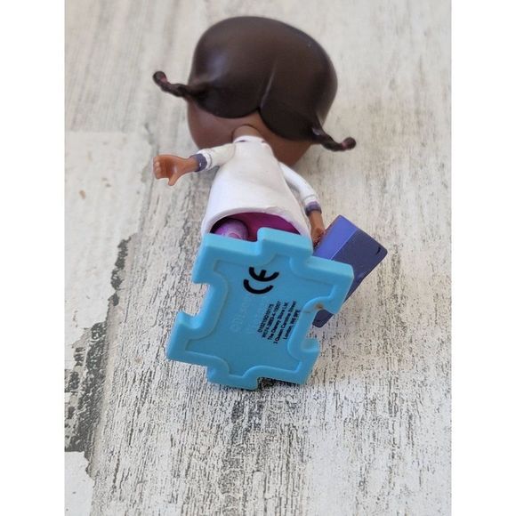 Dr McStuffins Disney puzzle piece toy figure glitter - Picture 5 of 5